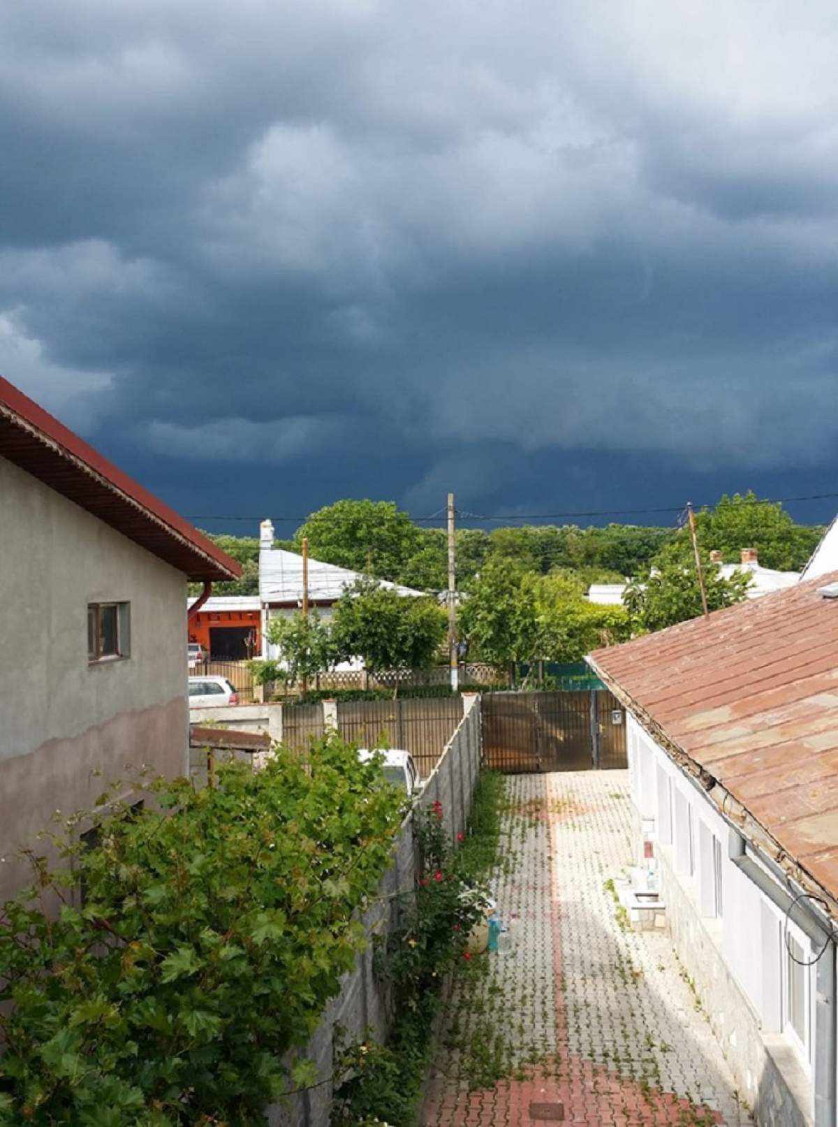 Alertă meteo în toată ţara! Grindina, ploile şi vijeliile lovesc năpraznic! S-a emis Codul Portocaliu