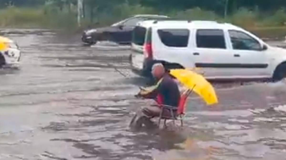 Un bucureştean a profitat de inundaţii şi a ieşit la pescuit, în mijlocul bulevardului. VIDEO