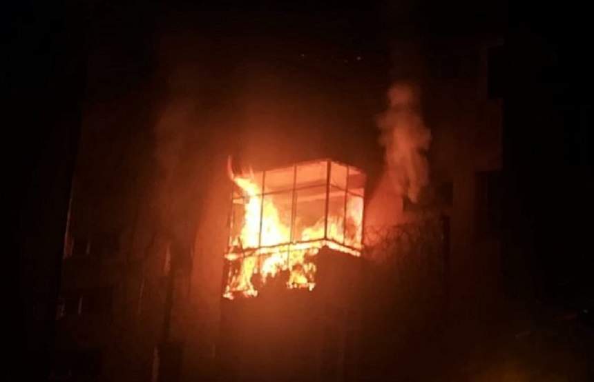 Incendiu puternic într-un bloc din Reşita. O persoană a murit şi alte trei au fost rănite