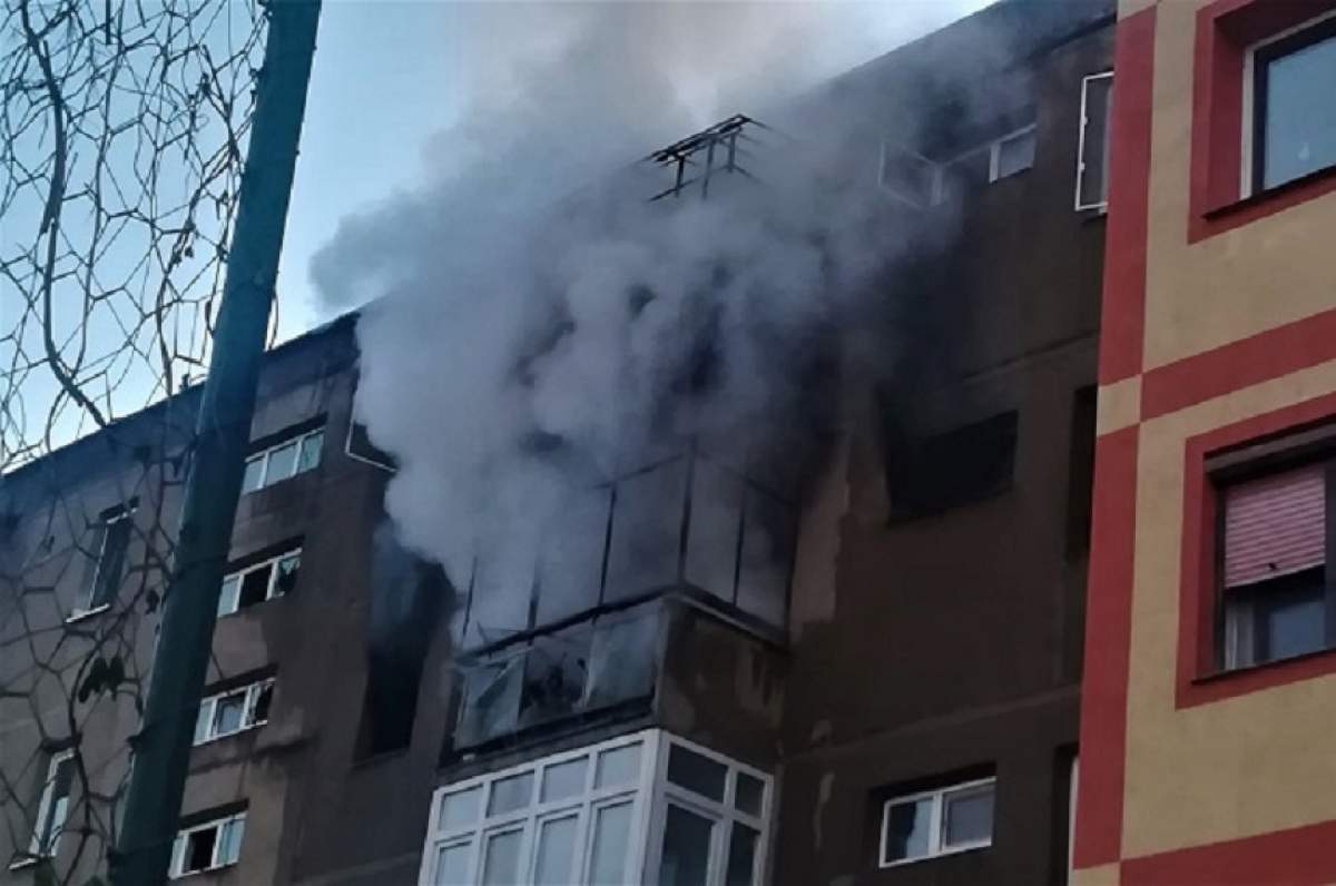 Incendiu puternic într-un bloc din Reşita. O persoană a murit şi alte trei au fost rănite