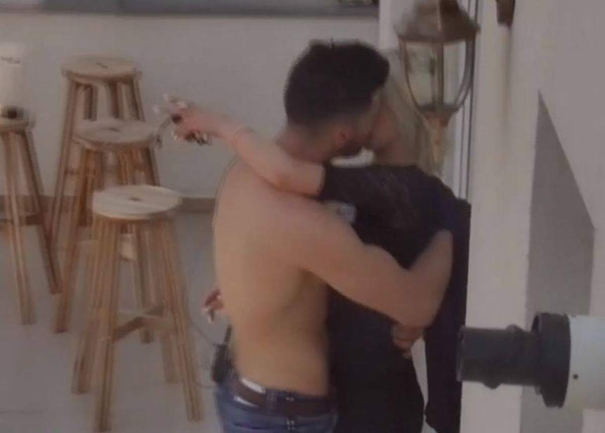 Alexandru de la "Dragoste fără secrete" joacă la două capete. Acasă îl aşteaptă concubina, iar la tv se sărută cu Nicoleta