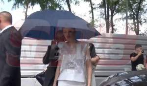 EXCLUSIV! Brigitte și Pastramă, intrare de senzație la primărie! Cu soarele cât casa, au venit cu umbrelele după ei