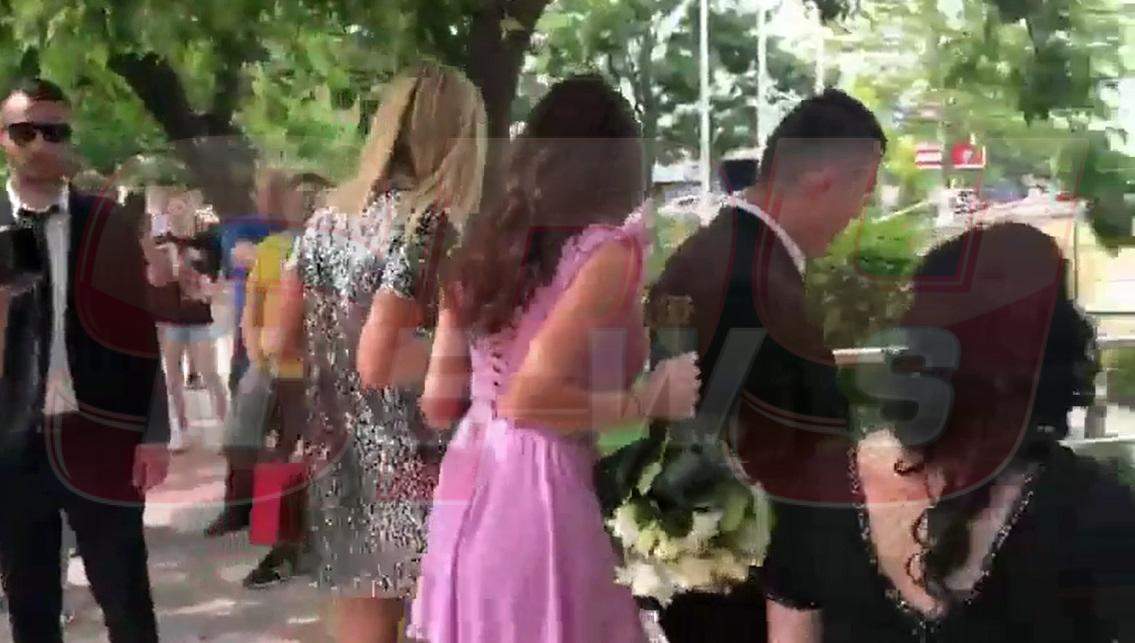 VIDEO PAPARAZZI / Toți ochii pe ea! Otilia Bilionera, într-o rochie provocatoare, la cununia lui Brigitte și Pastramă