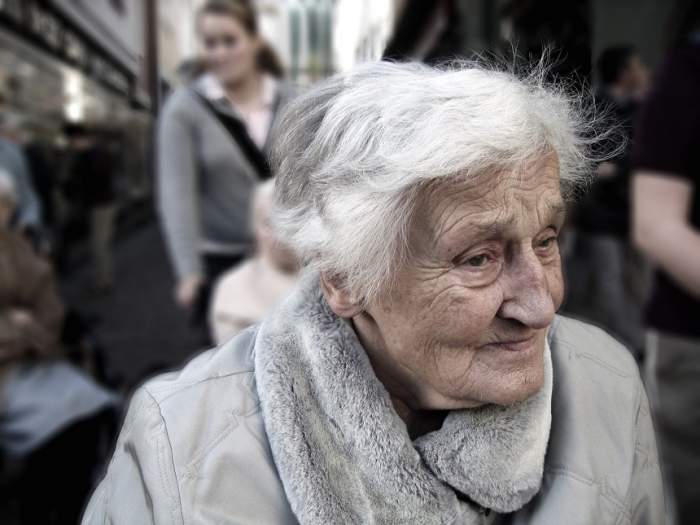 Metoda "accidentul" încă funcţionează! O bătrânică a rămas fără economiile de o viaţă