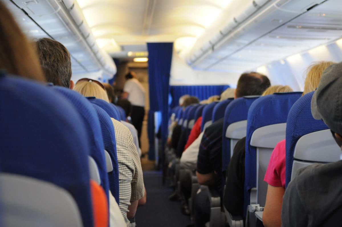 Pasager mort în timpul unui zbor, după ce a înghiţit 246 de pungi cu cocaină
