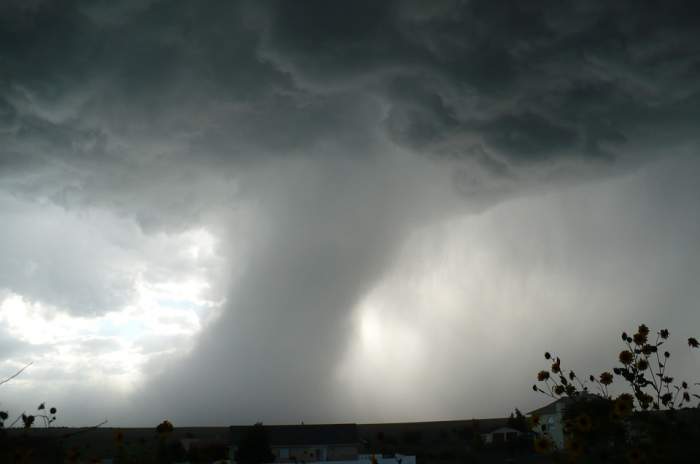 Alertă în România! Meteorologii au emis cod ROȘU de tornadă