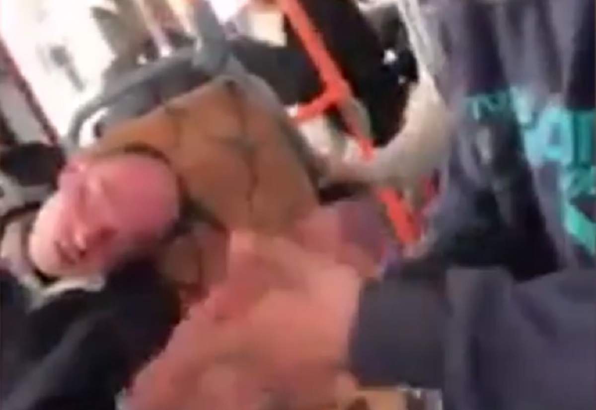 Un bărbat din Galaţi a fost umilit şi lovit în autobuz, în timp ce dormea. VIDEO