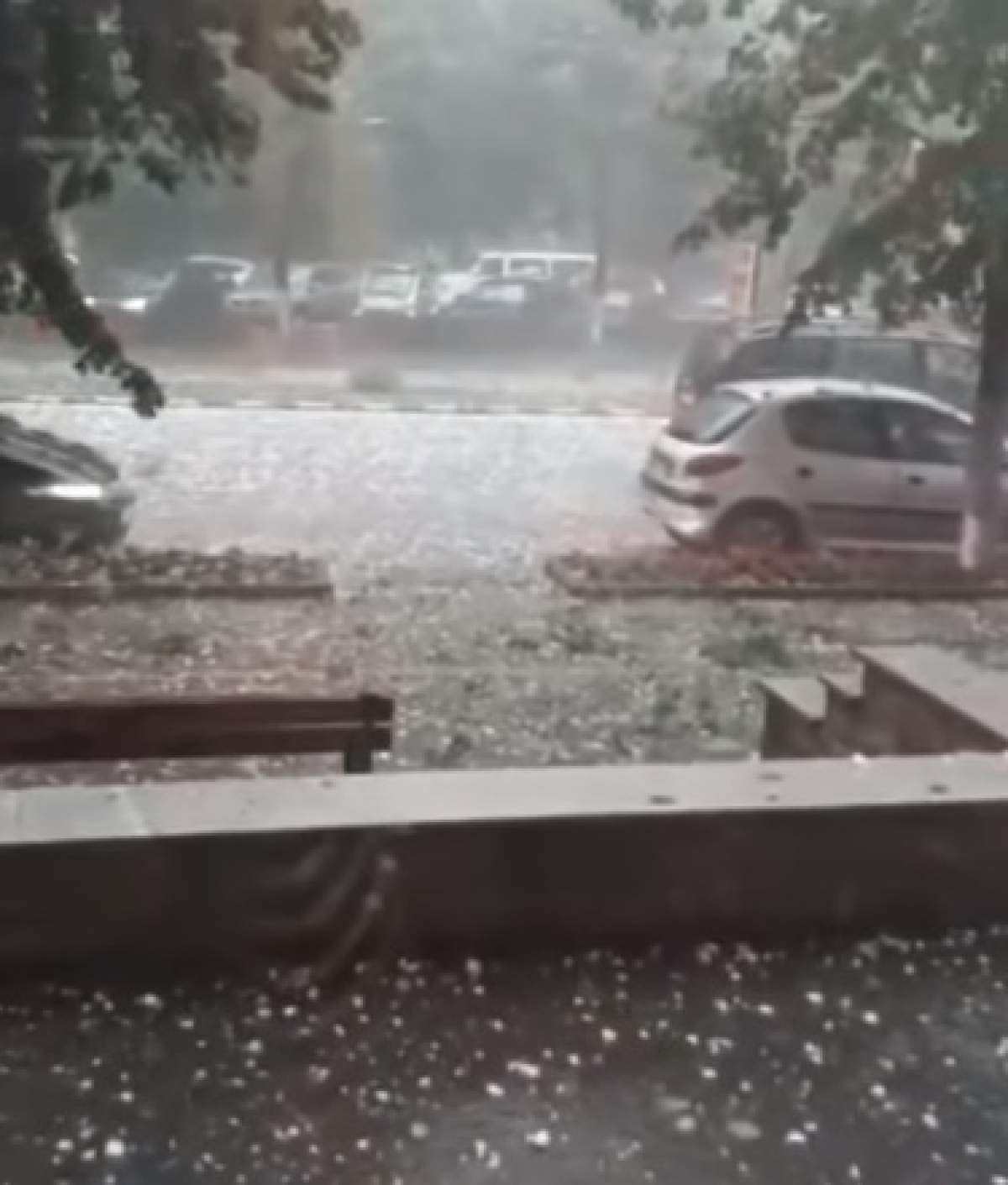 Imagini apocaliptice, la Zalău! Ploaie cu piatră, peste mașinile parcate