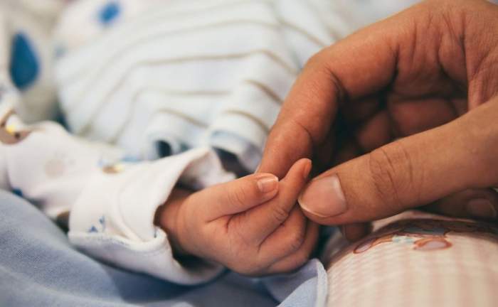 Un bebeluş de 720 de grame s-a născut la Maternitatea Botoşani. Fetiţa este cât o sticlă de suc