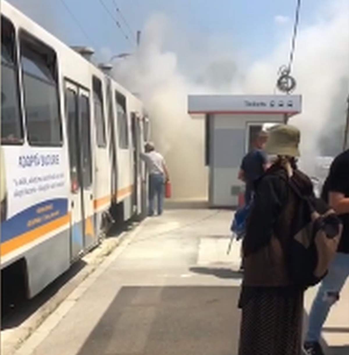 Panică în Capitală! Un tramvai cu călători a luat foc, în urmă cu puţin timp / VIDEO
