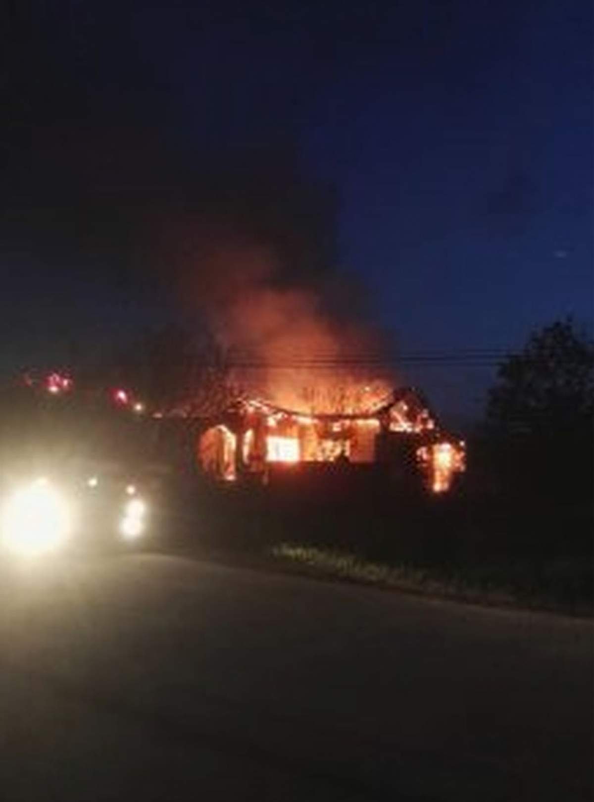 Un bărbat din Botoşani a dat foc casei în care locuia. În interior se aflau soţia şi copilul său