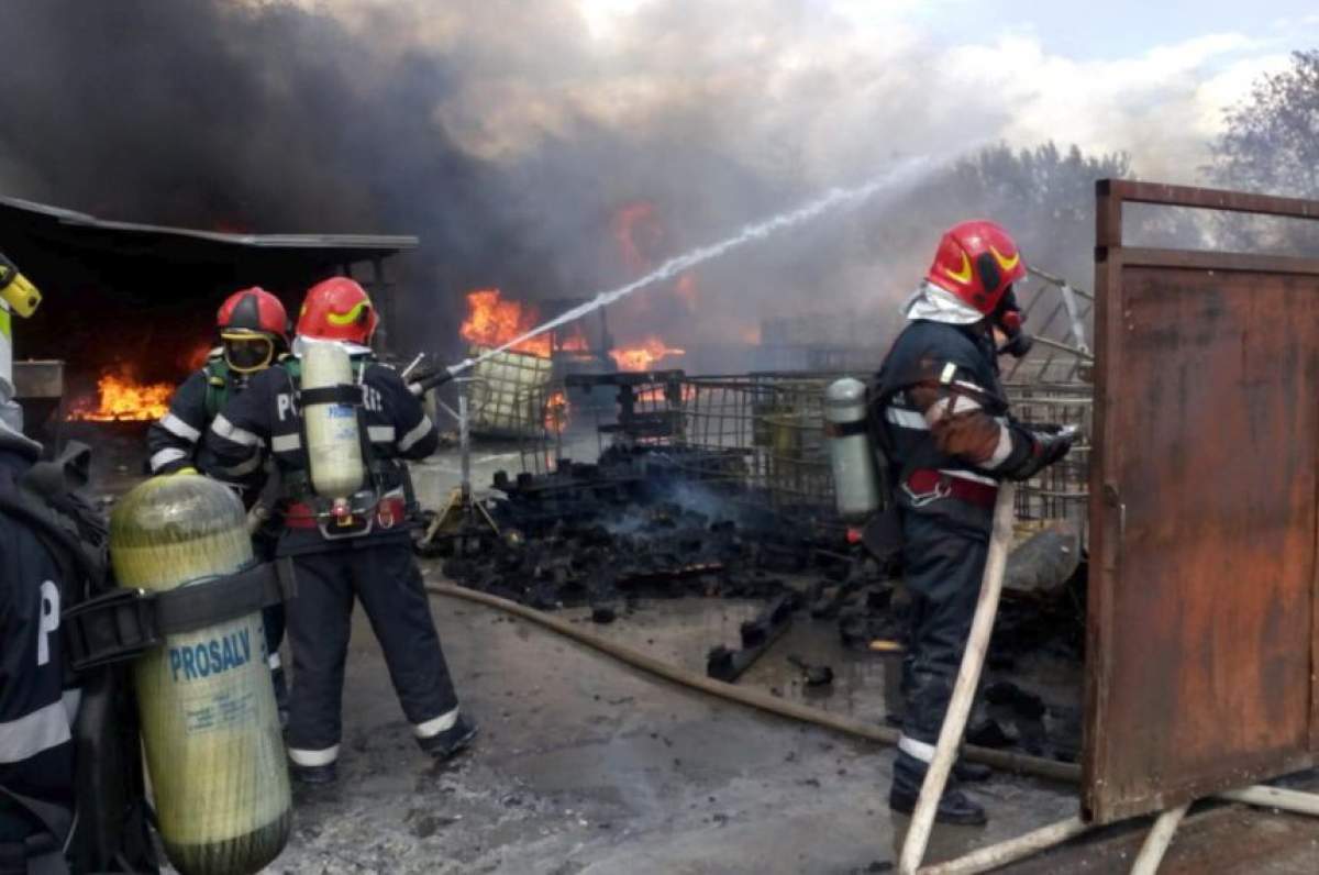Incendiu devastator, în urmă cu puţin timp, în Vâlcea. Flăcările au izbucnit la un depozit cu materiale de construcții