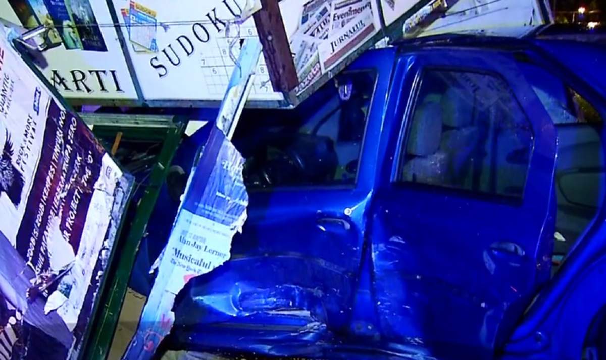 Accident grav în Bucureşti, miercuri noapte! Un chioşc de ziare distrus şi mai mulţi stâlpi puşi la pământ / VIDEO