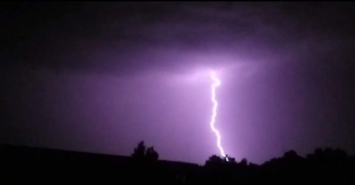 Imagini uluitoare. Furtuna a pus stătânire, noaptea trecută, peste Capitală / VIDEO