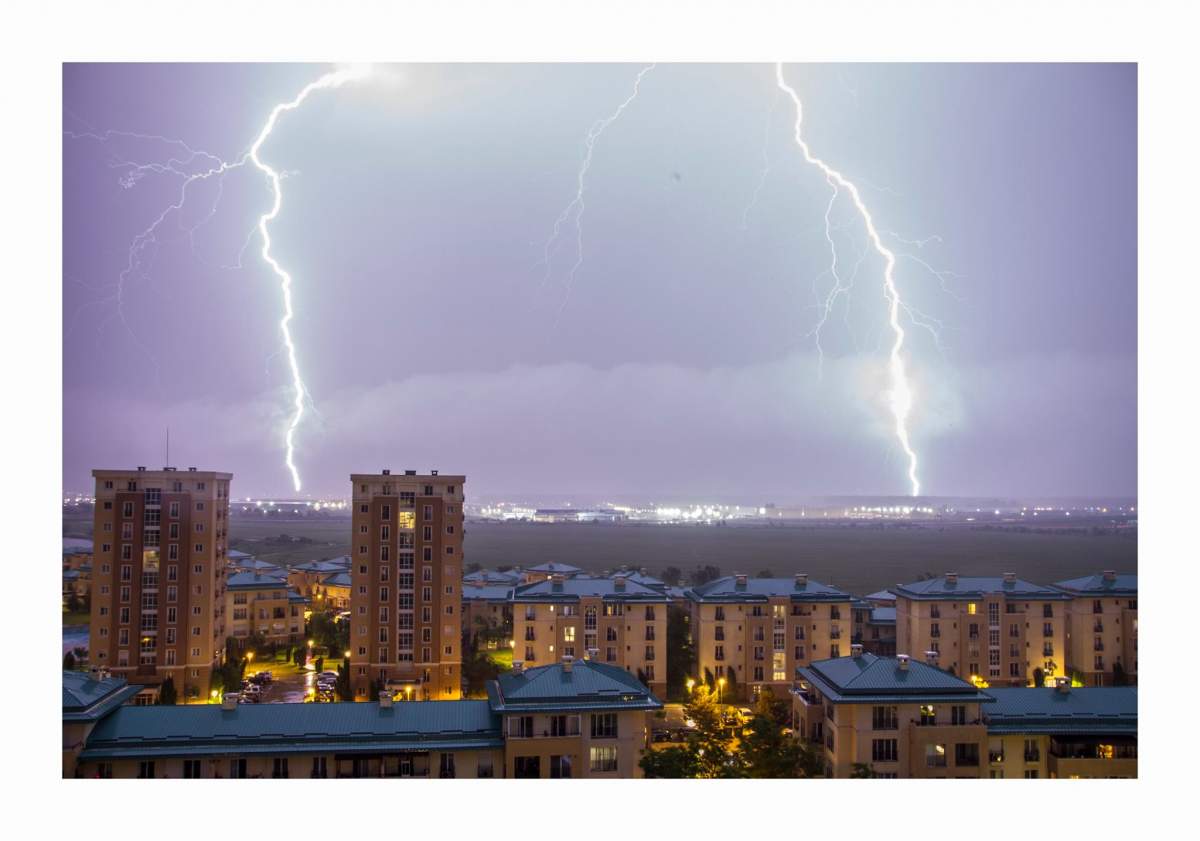 Galerie FOTO spectaculoasă, cu furtuna electrică ce a lovit Capitala, azi noapte
