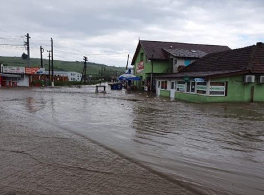 Inundații de proporții în România! Mai multe județe au fost înghițite de apă, drumurile s-au surpat. FOTO