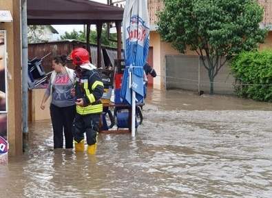 Inundații de proporții în România! Mai multe județe au fost înghițite de apă, drumurile s-au surpat. FOTO