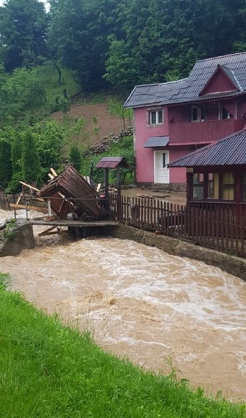 Inundații de proporții în România! Mai multe județe au fost înghițite de apă, drumurile s-au surpat. FOTO