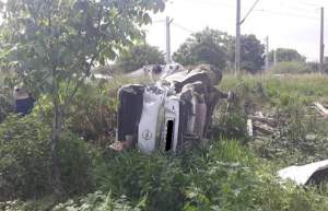 Accident grav în Iași! Șoferul unui autoturism a fost spulberat de tren, pentru că era atent la telefonul mobil