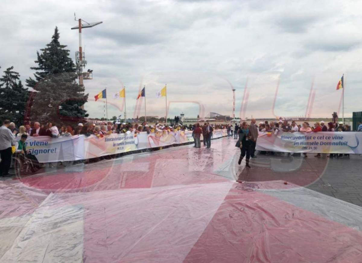 Creştinii s-au strâns deja la Aeroportul Otopeni, în aşteptarea Papei Francisc. Cu ce mesaje este întâmpinat Suveranul Pontif