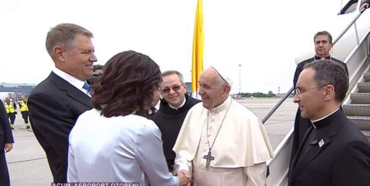 Cum a fost primit Papa Francisc, la sosirea pe meleaguri românești. Cine l-a întâmpinat pe aeroportul Henri Coandă