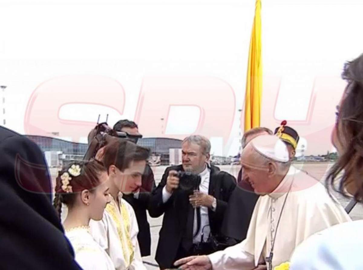 Papa Francisc, întâmpinat cu un buchet de flori de doi copii, pe aeroport. Adevărul din spatele acestui gest