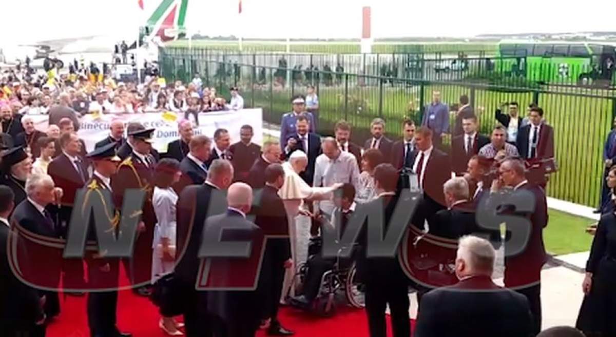 Papa Francisc, impresionat de un copil în scaun cu rotile, care l-a întâmpinat la aeroport / VIDEO