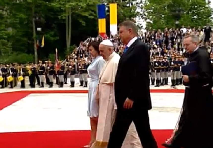 Papa Francisc a ajuns la Palatul Cotroceni. Sanctitatea Sa a fost întâmpinat de președintele Klaus Iohannis și de soția lui
