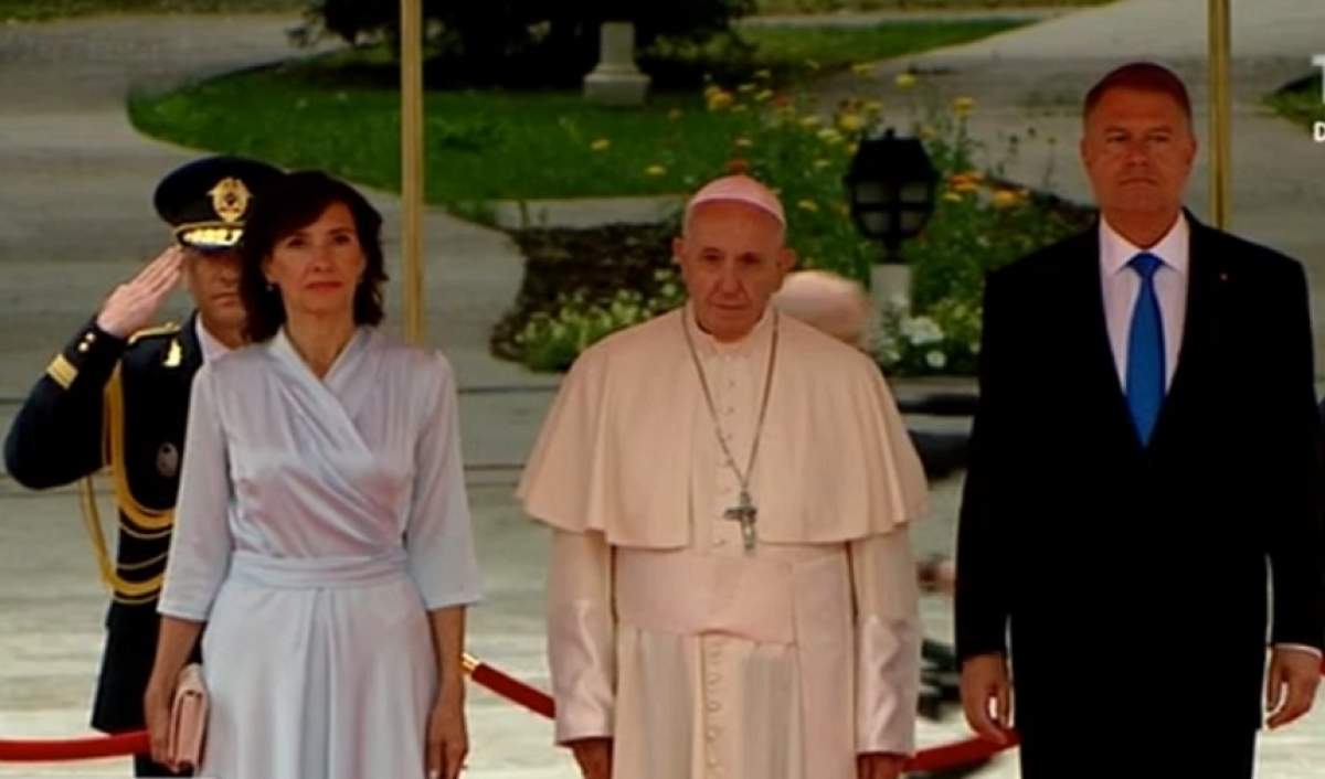 Papa Francisc a ajuns la Palatul Cotroceni. Sanctitatea Sa a fost întâmpinat de președintele Klaus Iohannis și de soția lui