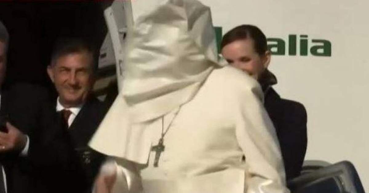 Papa Francisc, moment amuzant pe aeroportul din Roma. Ce s-a întâmplat cu Sanctitatea sa înainte să ajungă în România