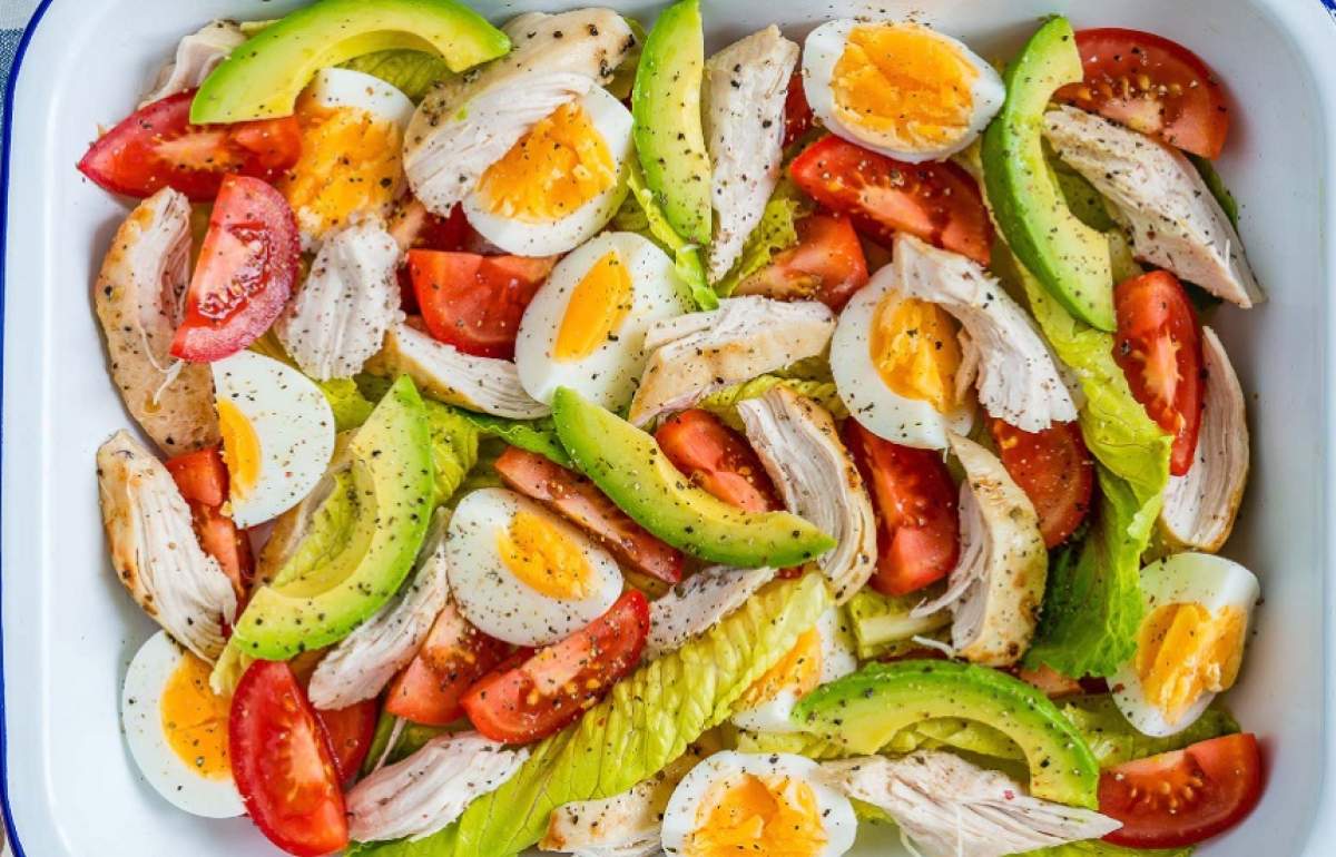 REȚETE pentru prânz: Salată de pui cu ou și legume