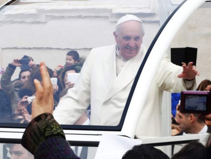 Cum arată papamobilul adus special de la Vatican pentru Papa Francisc / VIDEO