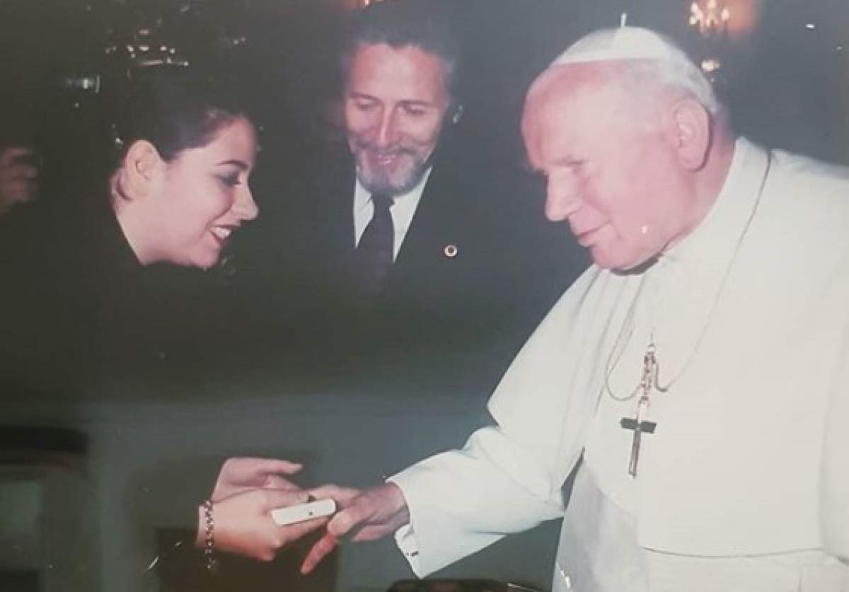 Oana Roman, nou prilej de mândrie. S-a lăudat că l-a cunoscut pe Papa Ioan Paul al II-lea. Ce mesaj a transmis vedeta