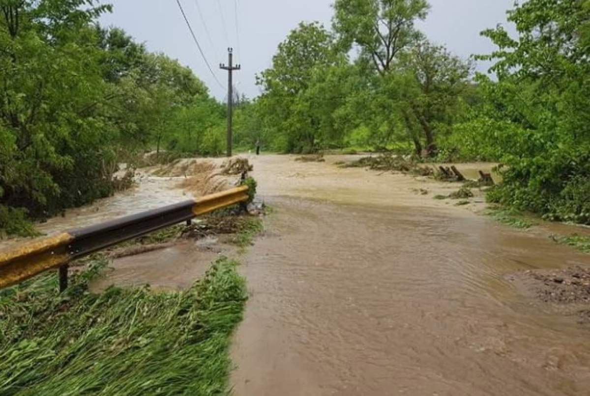 4 copilași au fost luaţi de ape, după o ploaie puternică, într-o comună din Prahova