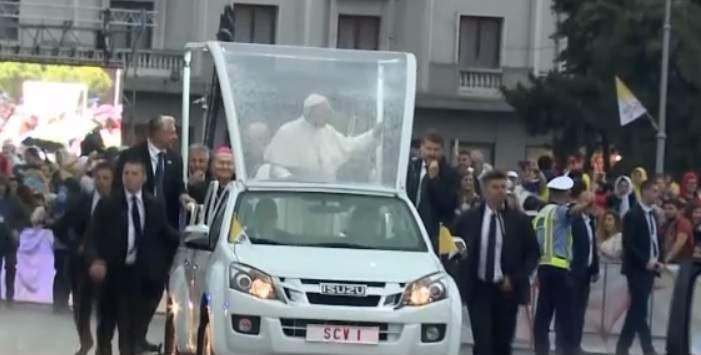 Papa Francisc se îndreaptă către Piața Ateneului