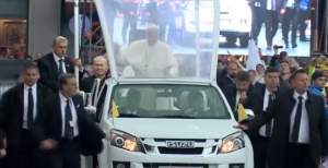Papa Francisc se îndreaptă către Piața Ateneului
