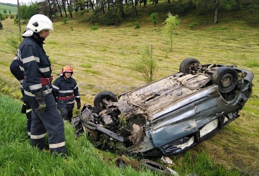 Trei elevi din Botoşani, implicaţi într-un grav accident! S-au dat cu maşina peste cap de mai multe ori. FOTO