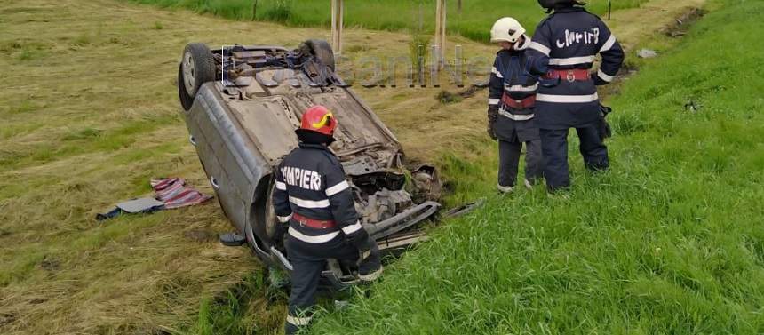 Trei elevi din Botoşani, implicaţi într-un grav accident! S-au dat cu maşina peste cap de mai multe ori. FOTO