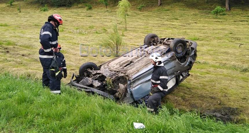 Trei elevi din Botoşani, implicaţi într-un grav accident! S-au dat cu maşina peste cap de mai multe ori. FOTO