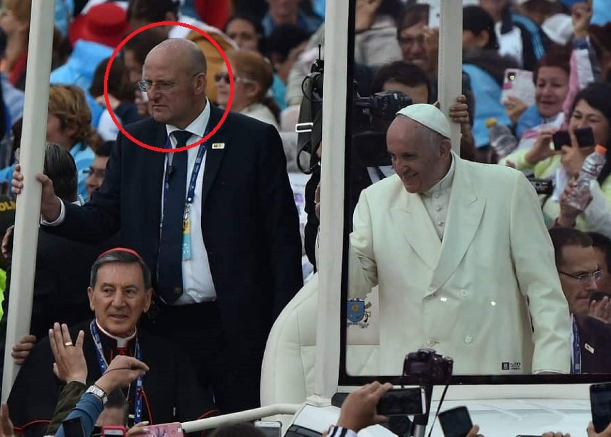 "Umbra Papei", vigilent ca întotdeauna! Iată cine păzeşte spatele Suveranului Pontif, în România