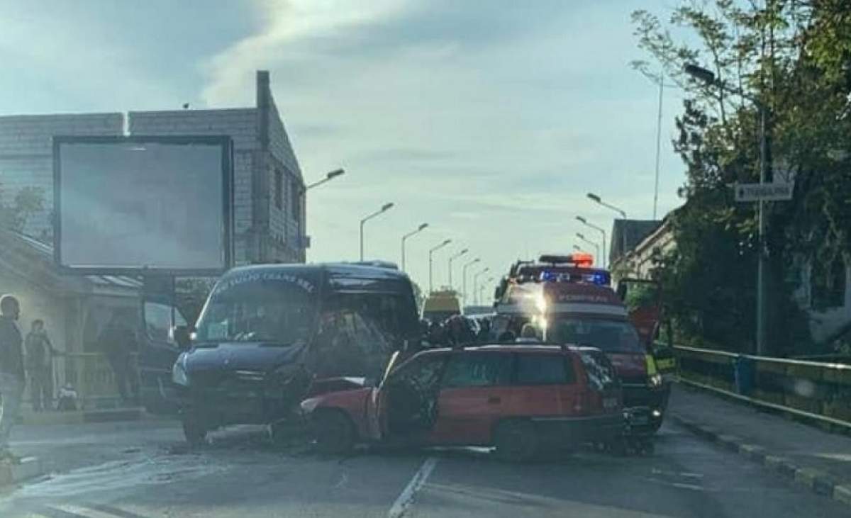 Accident grav sâmbătă dimineaţă, în Târgu Jiu! Impact între un microbuz şi un autoturism
