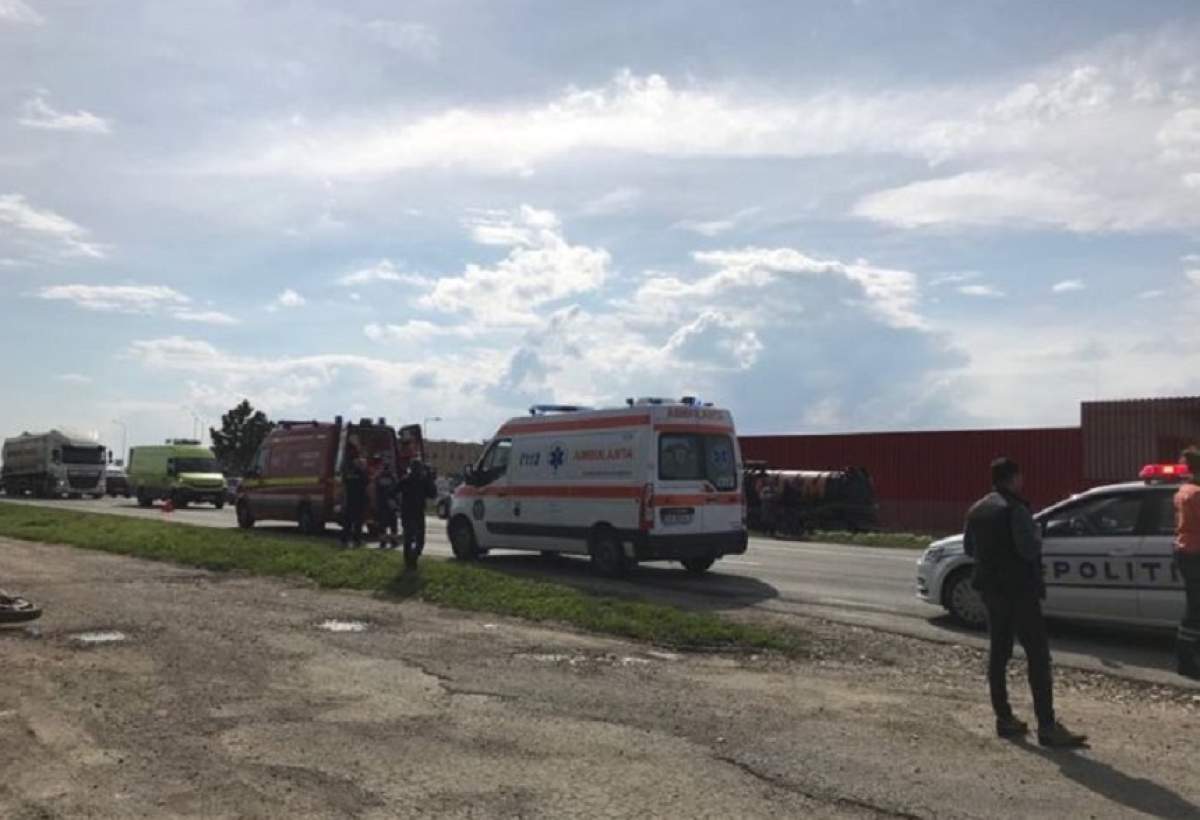 Doi tineri aflaţi pe motocicletă, spulberaţi pe şosea! O fată de 18 ani, în stare gravă la spital