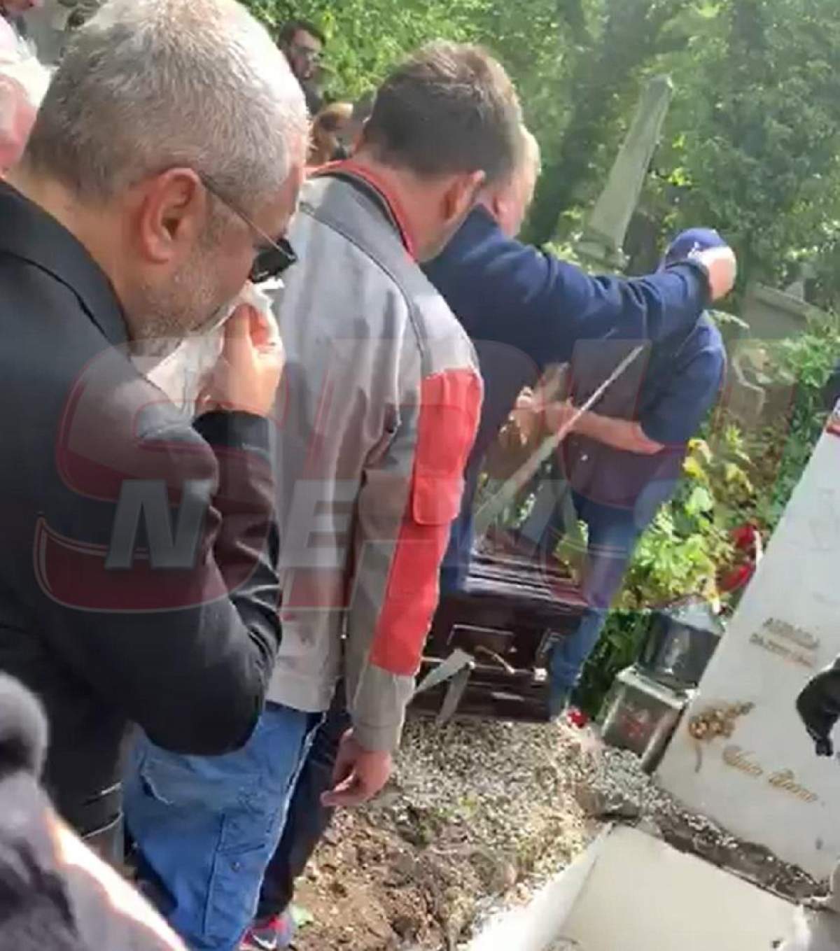 Alex Faur a fost înmormântat! Râuri de lacrimi lângă locul de veci al milionarului / VIDEO