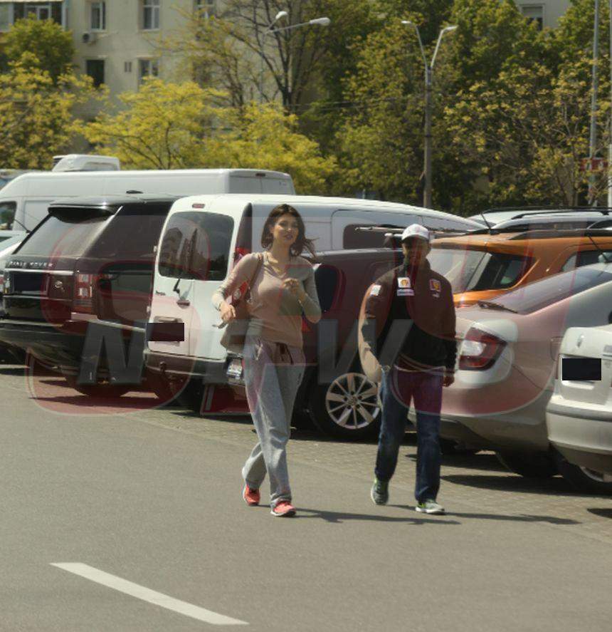 VIDEO PAPARAZZI / Cristina Ich are lumea la picioare! Și-a luat valet și fanii îi pupă mâna, pe stradă