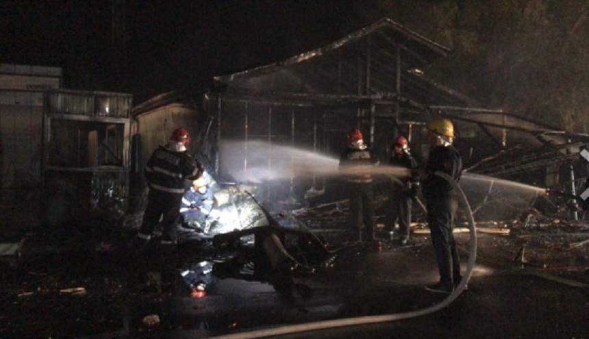 Accident cumplit în Afumați. O mașină a intrat într-o țeavă de gaz și a provocat un incendiu