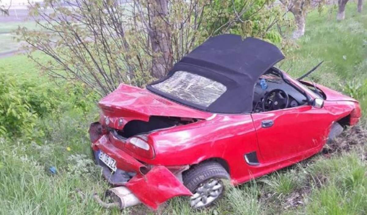 Accident devastator! Un tânăr de 25 de ani a murit pe loc, după ce a fost aruncat din maşină prin plafon