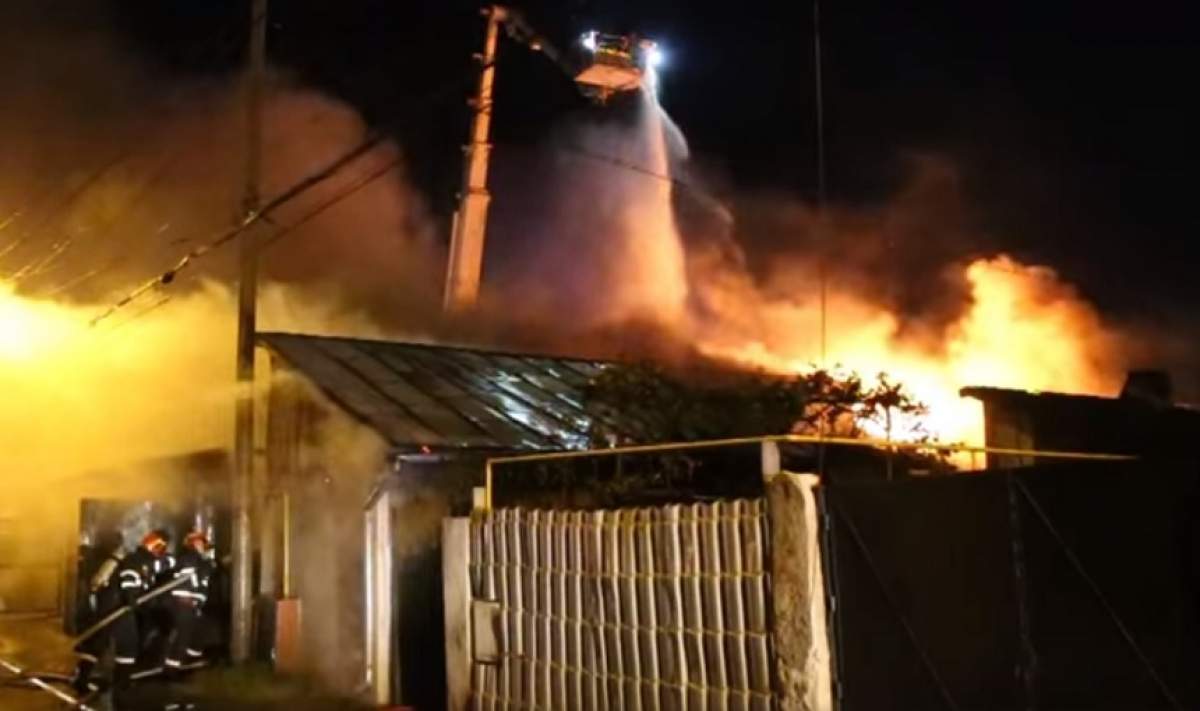 Incendiu puternic în Capitală! Două case au luat foc. VIDEO