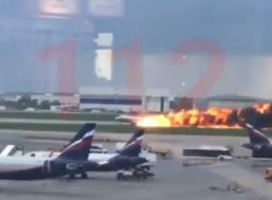 Momente cumplite pentru pasagerii avionului cuprins de flăcări, pe aeroport: „Săriți mai repede”