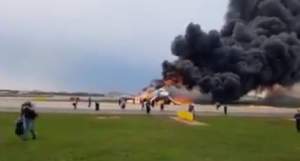 Momente cumplite pentru pasagerii avionului cuprins de flăcări, pe aeroport: „Săriți mai repede”