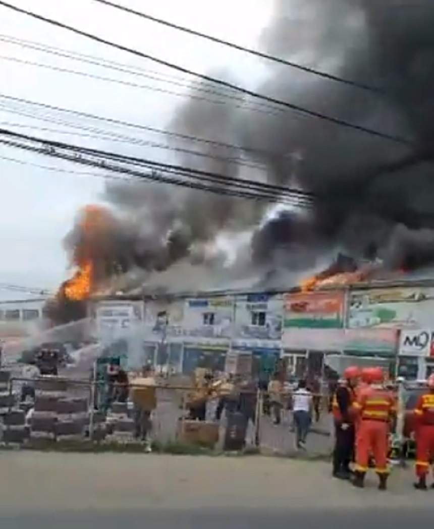 VIDEO / Incendiu puternic în Afumaţi, Ilfov! 17 autospeciale și 3 autoscări acţionează